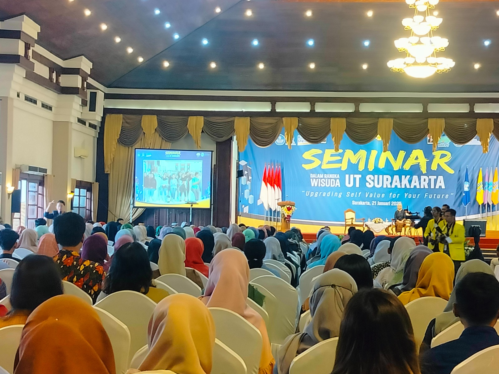 ILMU BARU: Universitas Terbuka (UT) Surakarta gelar seminar pembekalan calon wisudawan periode I 2025 di Graha Saba Buana Solo, Selasa (21/1).