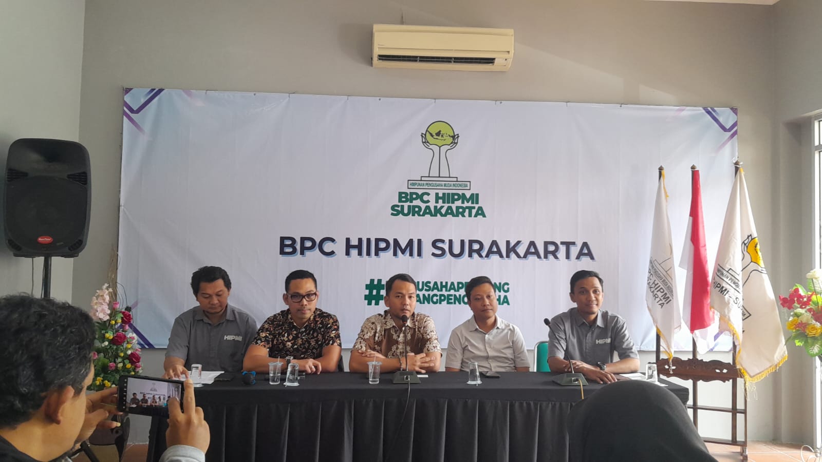 BERI KETERANGAN: Wali Kota Solo terpilih Respati Ardi (tengah) saat menggelar jumpa pers, Selasa (21/1/2025).