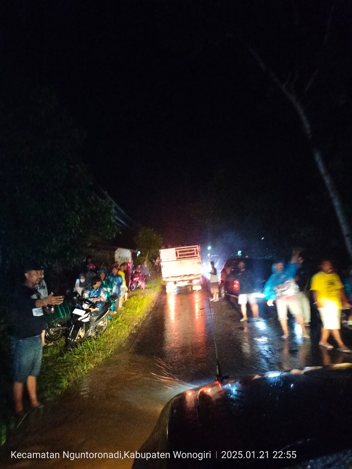 Akses jalan menuju Kecamatan Tirtomoyo, Wonogiri juga terdampak banjir.