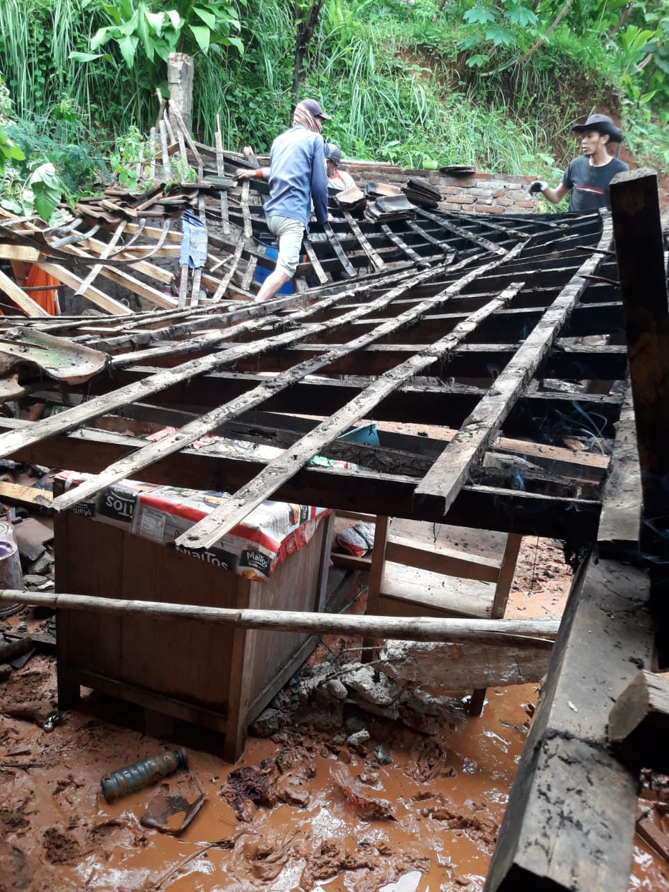 Penanganan bencana di Kabupaten Wonogiri yang dilakukan secara gotong royong, Rabu (22/1/202).