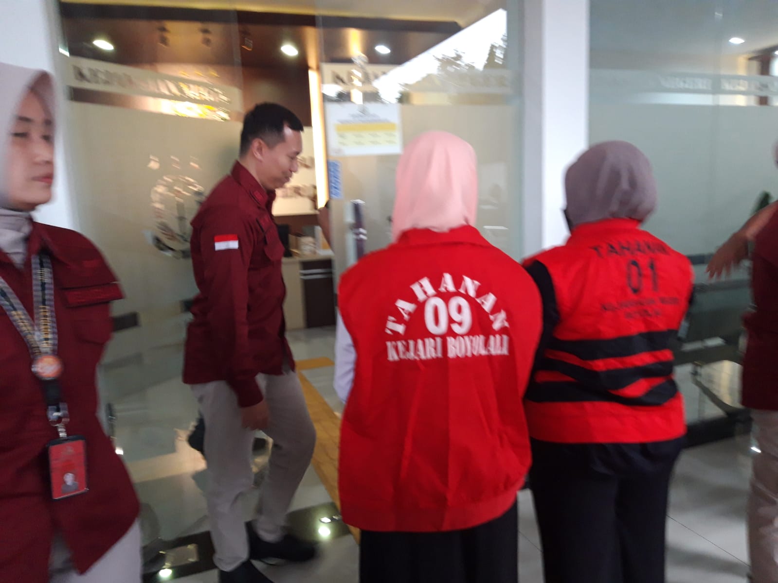 Tersangka KVR (pakai baju tahanan sisi kiri) dan PASP (kanan), dua pegawai Puskesmas Kemusu yang berkomplot kuras uang negara hingga Rp 1,9 miliar.