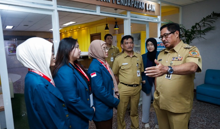 Pj Gubernur Jawa Tengah Nana Sudjana di sela kunjungannya ke kantor Badan Pengelola Pendapatan Daerah (Bapenda) Jateng, Senin (20/1/2025).