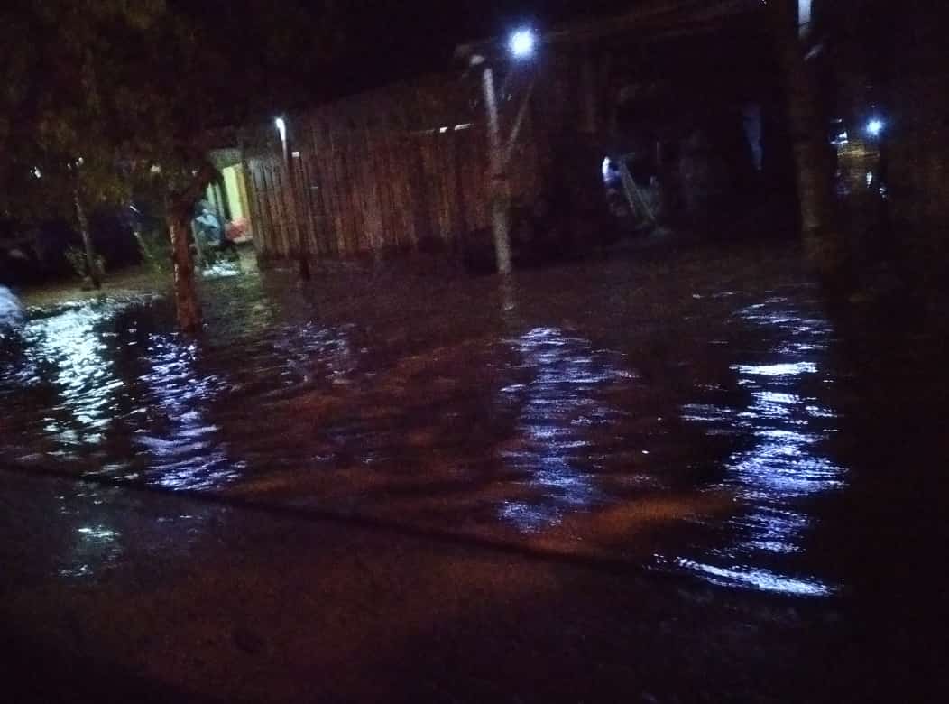 Banjir di sekitar Jembatan Karangturi Selasa (21/1/2025) malam.