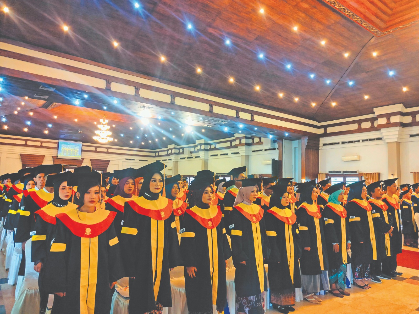 LEGA: Ratusan mahasiswa UT Surakarta diwisuda di di Graha Saba Buana, Rabu (22/1).