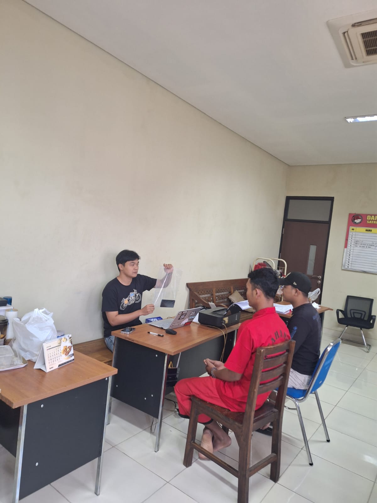 Penyidik Polres Sukoharjo memeriksa RAM (kiri) yang kedapatan membawa puluhan butir obat keras.
