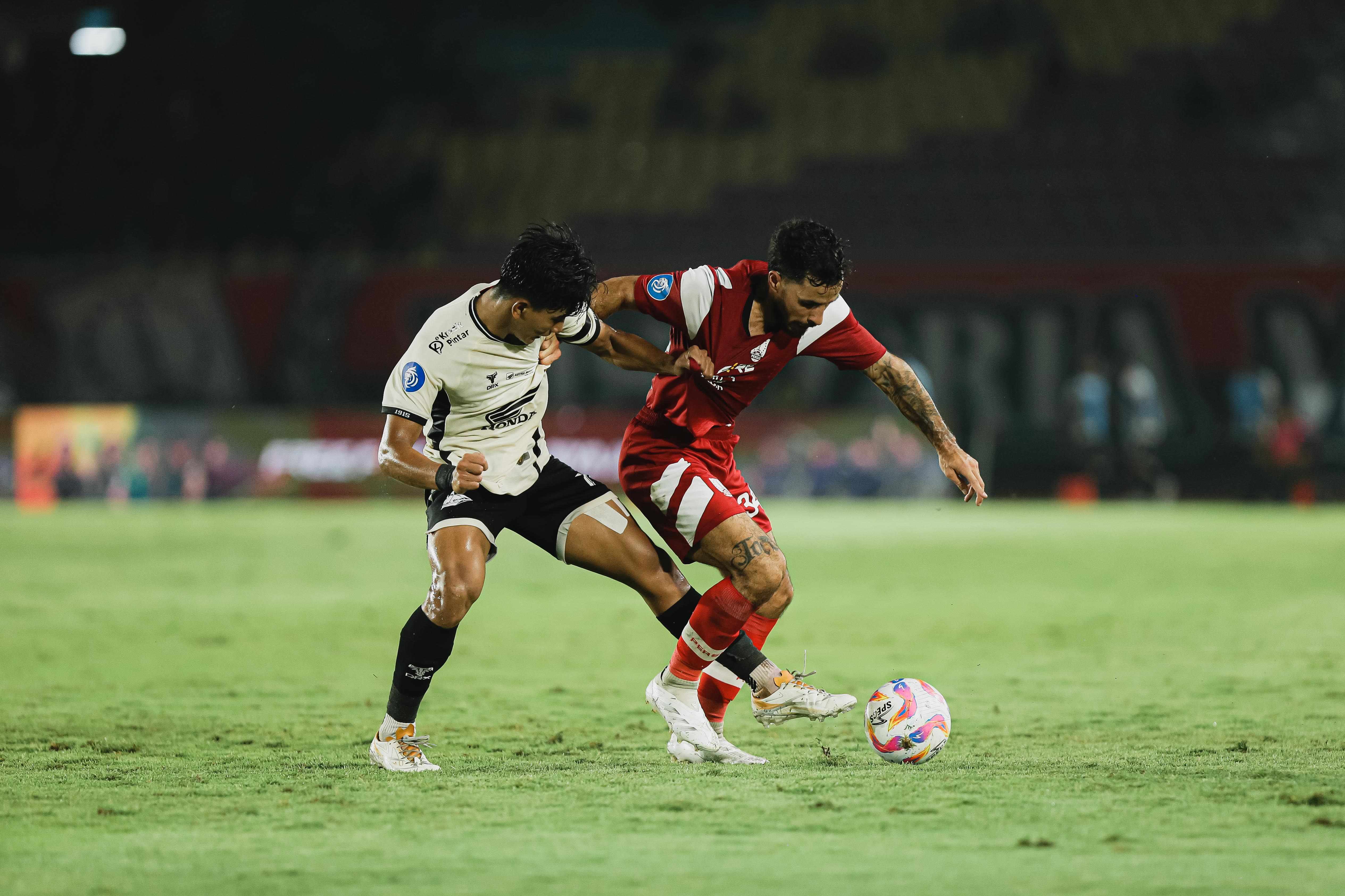 AMUNISI BARU: Jordy Tutuarima saat jalani debut bersama Persis Solo melawan PSM Makassar di Stadion Manahan (14/1).