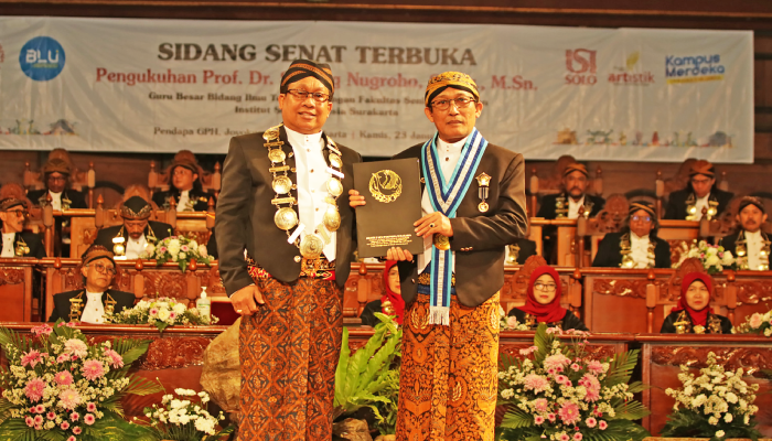 Rektor ISI Surakarta I Nyoman Sukerna kukuhkan Prof Dr Sugeng Nugroho, SKar, MSn (kanan) sebagai guru besar dalam bidang ilmu teori pedalangan di Pendapa GPH Djoyokusumo ISI Surakarta, Kamis (23/1/202
