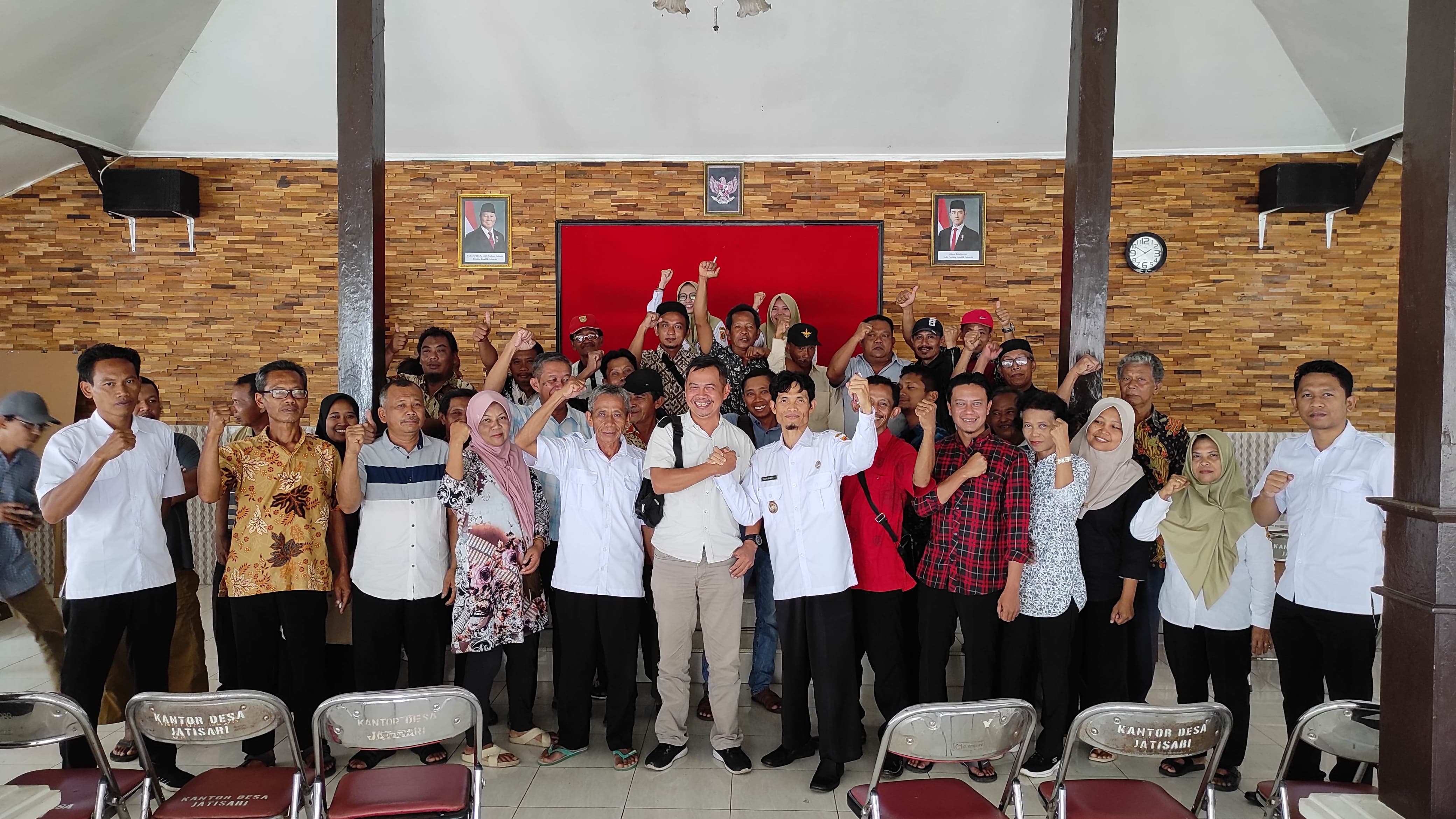 Ketua RT dan RW di Desa Jatisari, Jatisrono berfoto bersama Kades Jatisari Teguh Subroto usai pertemuan Rabu (22/1/2025).