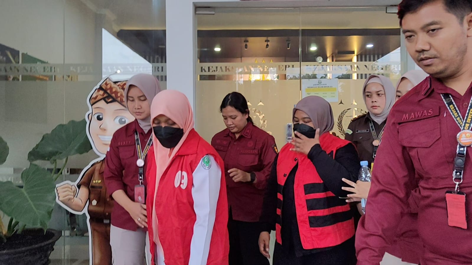 Dua pegawai Puskesmas Kemusu Boyolali yakni KVR dan PASP ditetapkan sebagai tersangka korupsi senilai Rp 1,9 miliar.