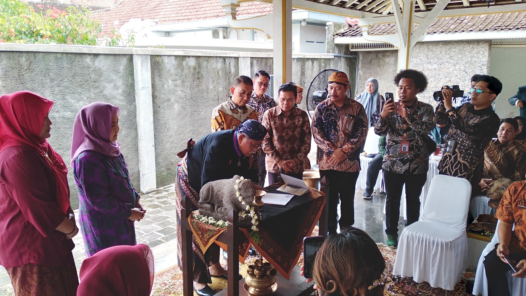 SAH: Ahli waris KRT Hardjonagoro, KRA Hardjo Suwarno tandatangai penyerahan arca ke Menteri Kebudayaan Fadli Zon di Ndalem Hardjonagoro Solo, kemarin (23/1).