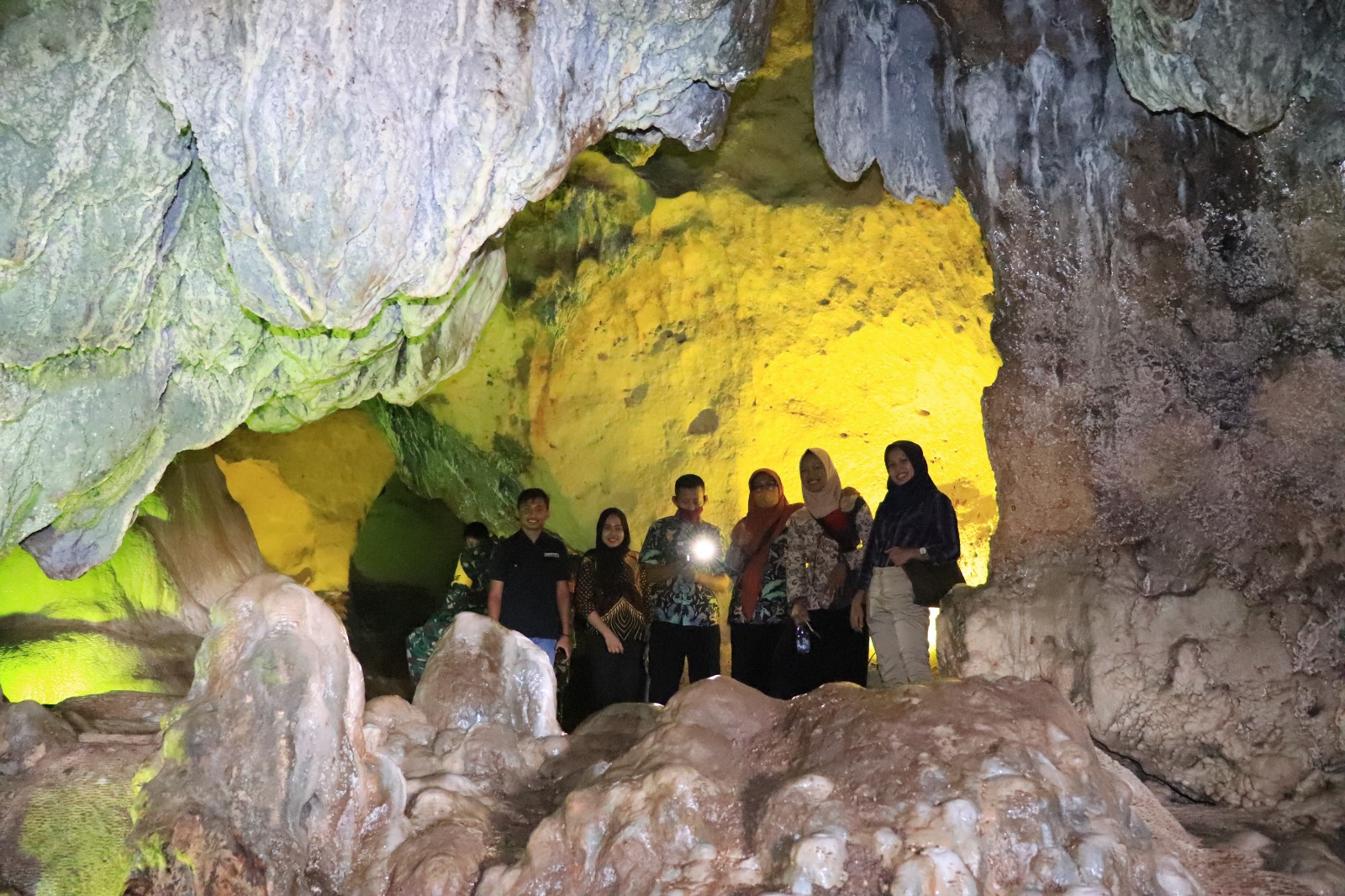 Stalaktit dan stalagmit yang indah di dalam goa menjadi daya tarik utama.