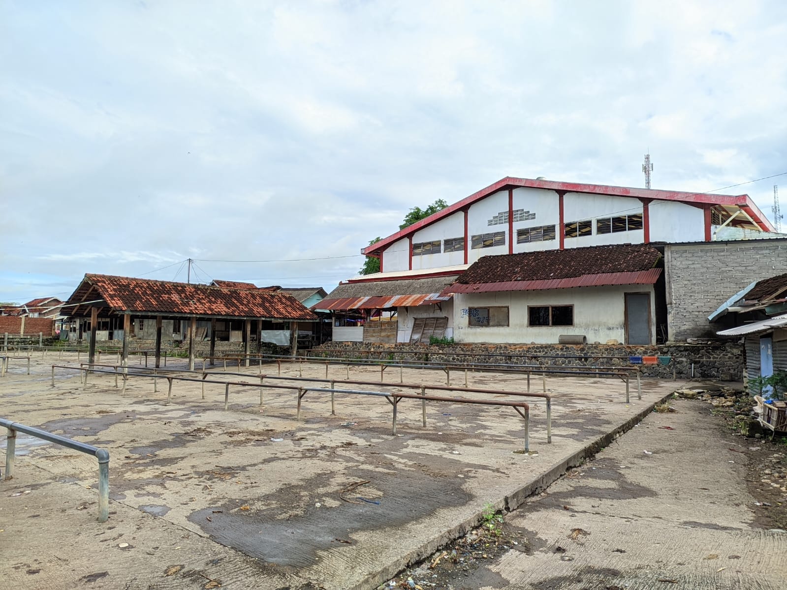 Suasana di sekitar Pasar Hewan Wuryantoro Jumat (24/1/2025).