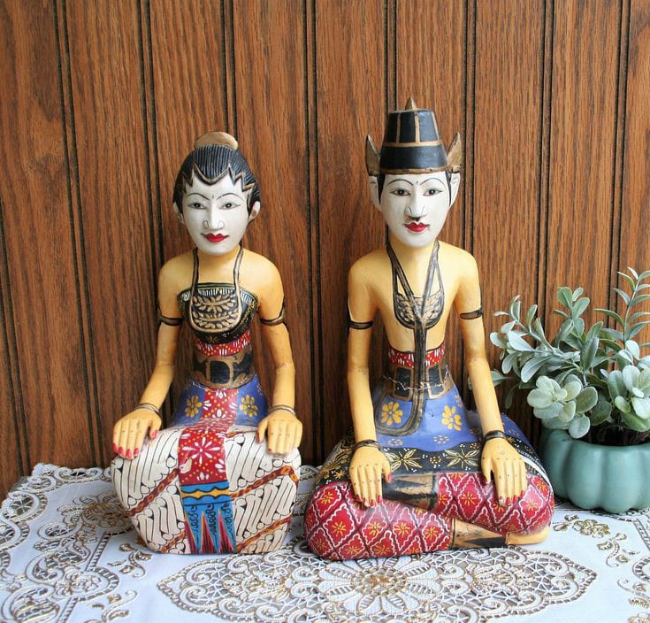 Sepasang patung loro blonyo lambang keharmonisan.
