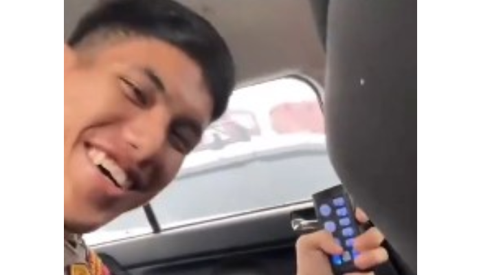 Tangkapan layar Bripda MHBI, anggota polisi di Merangin, Jambi yang viral main-main sirene mobil patroli.