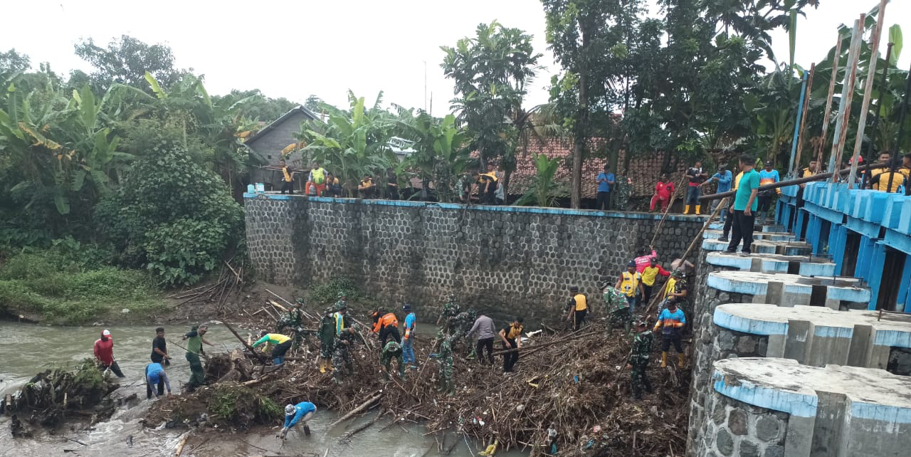 BPBD Kabupaten Sukoharjo bersama BBWSBS, DPU, TNI-Polri dan warga melakukan pembersihan Bendung Pilang di Desa Karangwuni, Kecamatan Weru, Jumat (24/1/2025).