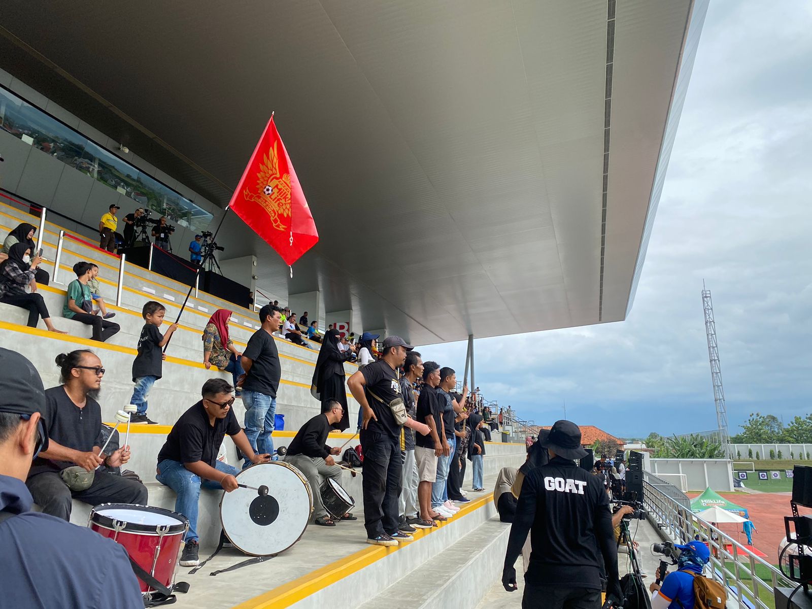 EUFORIA: Suporter Solo berbondong-bondong ke SuperSoccer Arena, Kudus, Jumat (24/1).