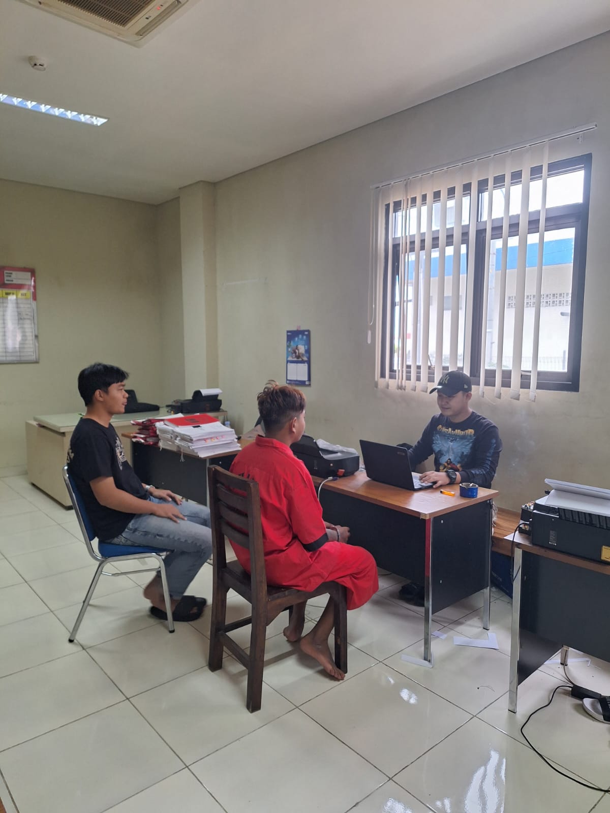 Sat Resnarkoba Polres Sukoharjo melakukan pemeriksaan kepada pelaku pengedar dan pengguna pil koplo, Jumat (24/1/2025).