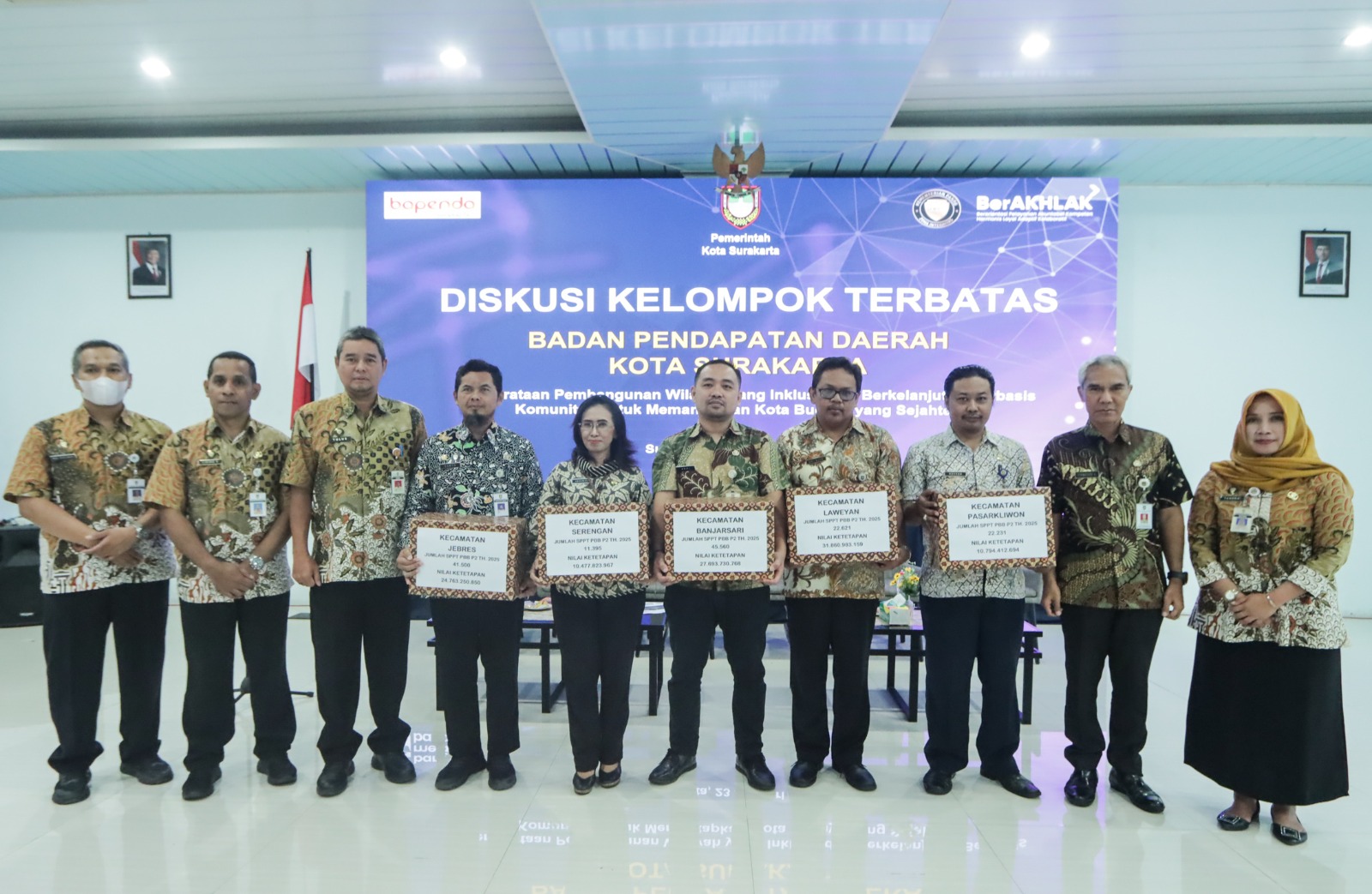 Penyerahan SPPT PBB-P2 secara simbolis kepada para camat dilakukan pada kegiatan Diskusi Kelompok Terbatas Bapenda Kota Surakarta yang dihelat di Solo Technopark, Kamis (23/1/2025).