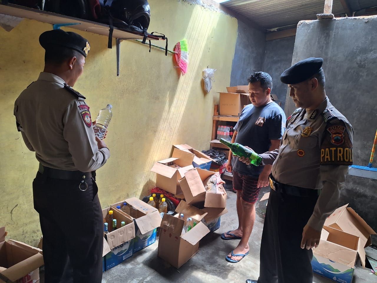 tim patroli Satmapta yang berhasil menyita puluhan botol miras dari tangan DH, 42, warga Dusun Tegalan, Desa/Kecamatan Teras, pada Selasa (21/1/2025) petang.