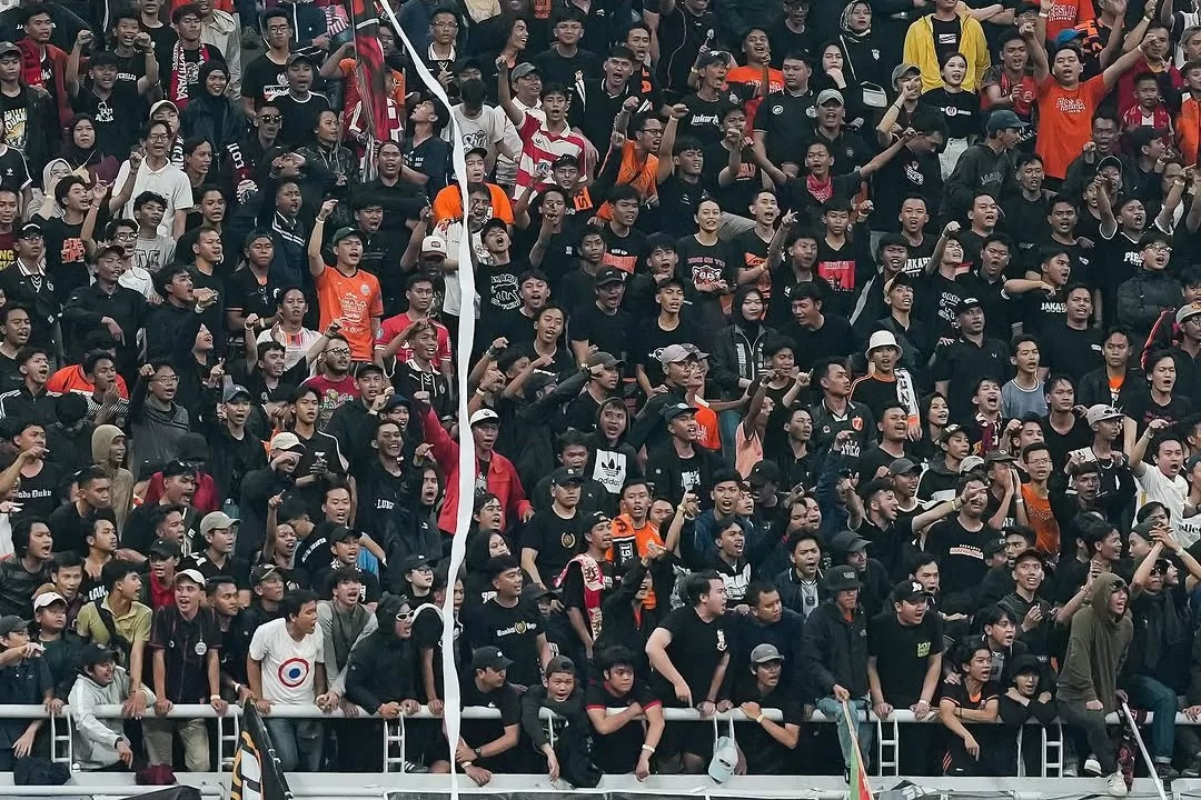 Jakmania memecahkan rekor penonton di JIS dalam laga Persija melawan Persita.