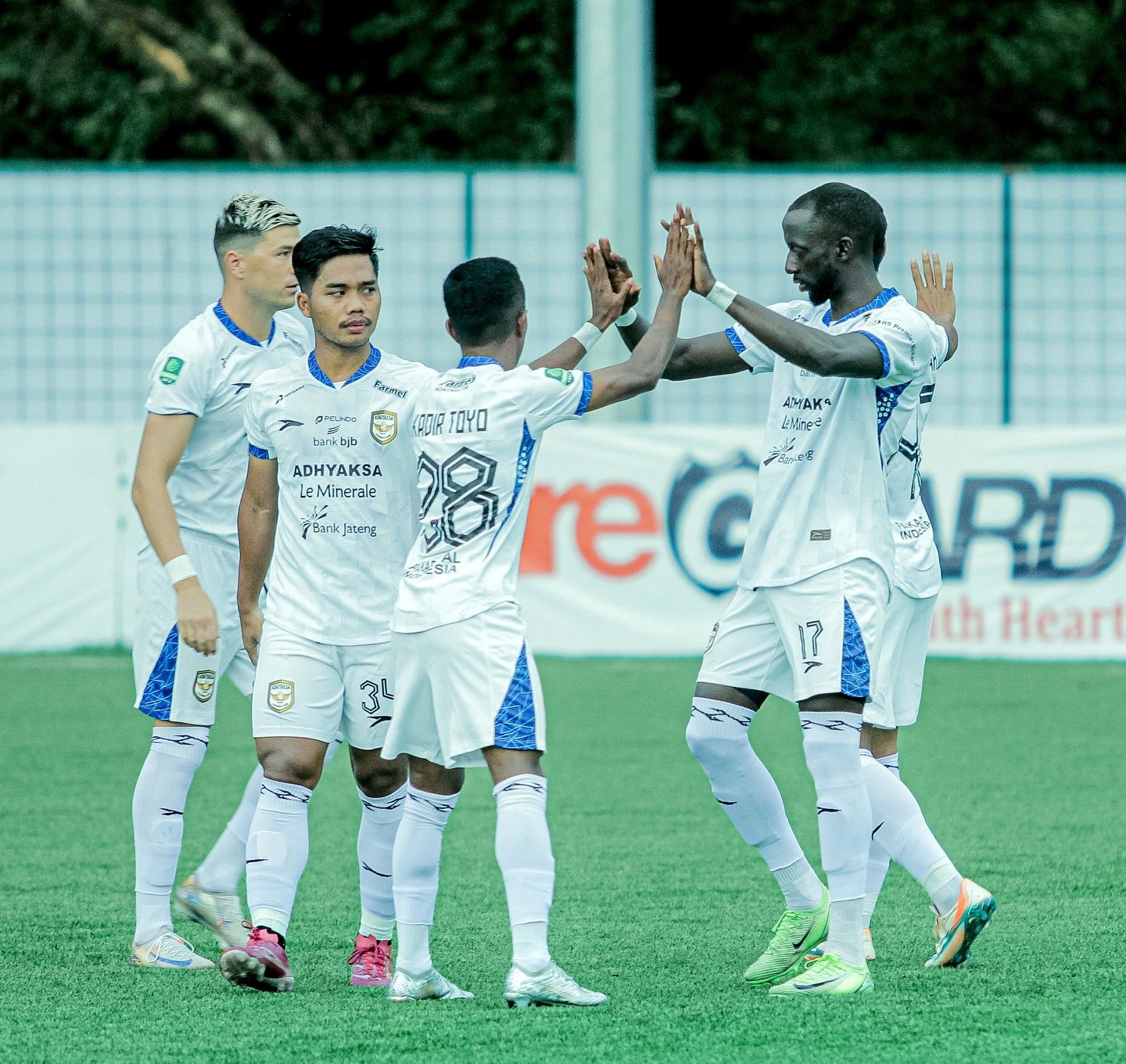 MENANG TANDANG: Para pemain Adhyaksa FC merayakan gol ke gawang Dejan FC di Stadion Kera Sakti, Tangerang, Jumat (24/1).