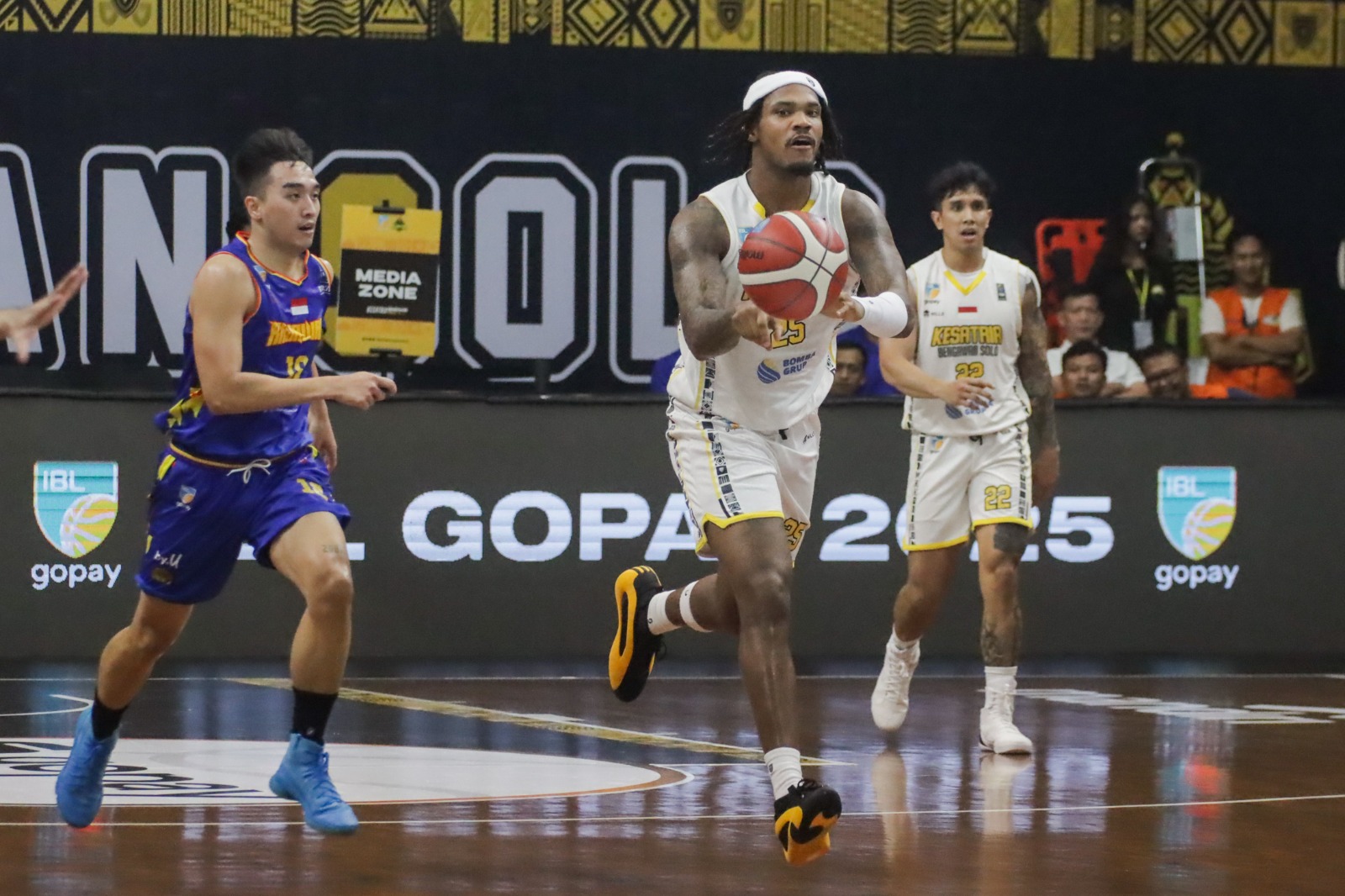 Kesatria Bengawan Solo saat melawan Rajawali zmedan di IBL 2025
