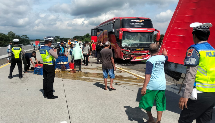 Jajaran Polres Boyolali melakukan penanganan pasca kecelakaan beruntun di Tol Semarang-Solo Kilometer 481 A, tepatnya di Dusun Karangjati, Desa Karanggeneng, Kecamatan Boyolali, Sabtu (25/1/2025).