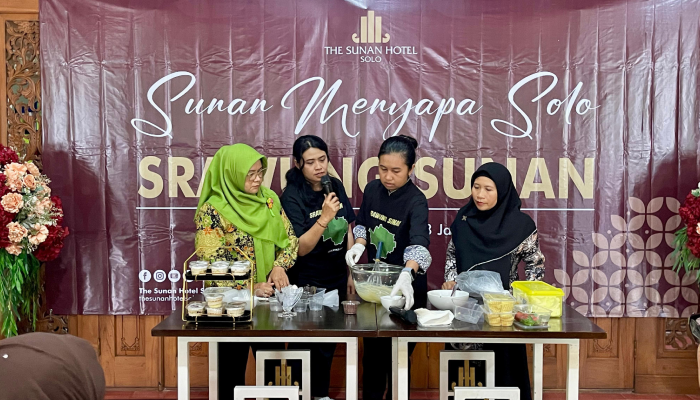 Cooking class bersama Pastry Chef The Sunan Hotel dalam acara&nbsp;Sunan Menyapa Solo: Srawung Sunan di Kecamatan Laweyan.