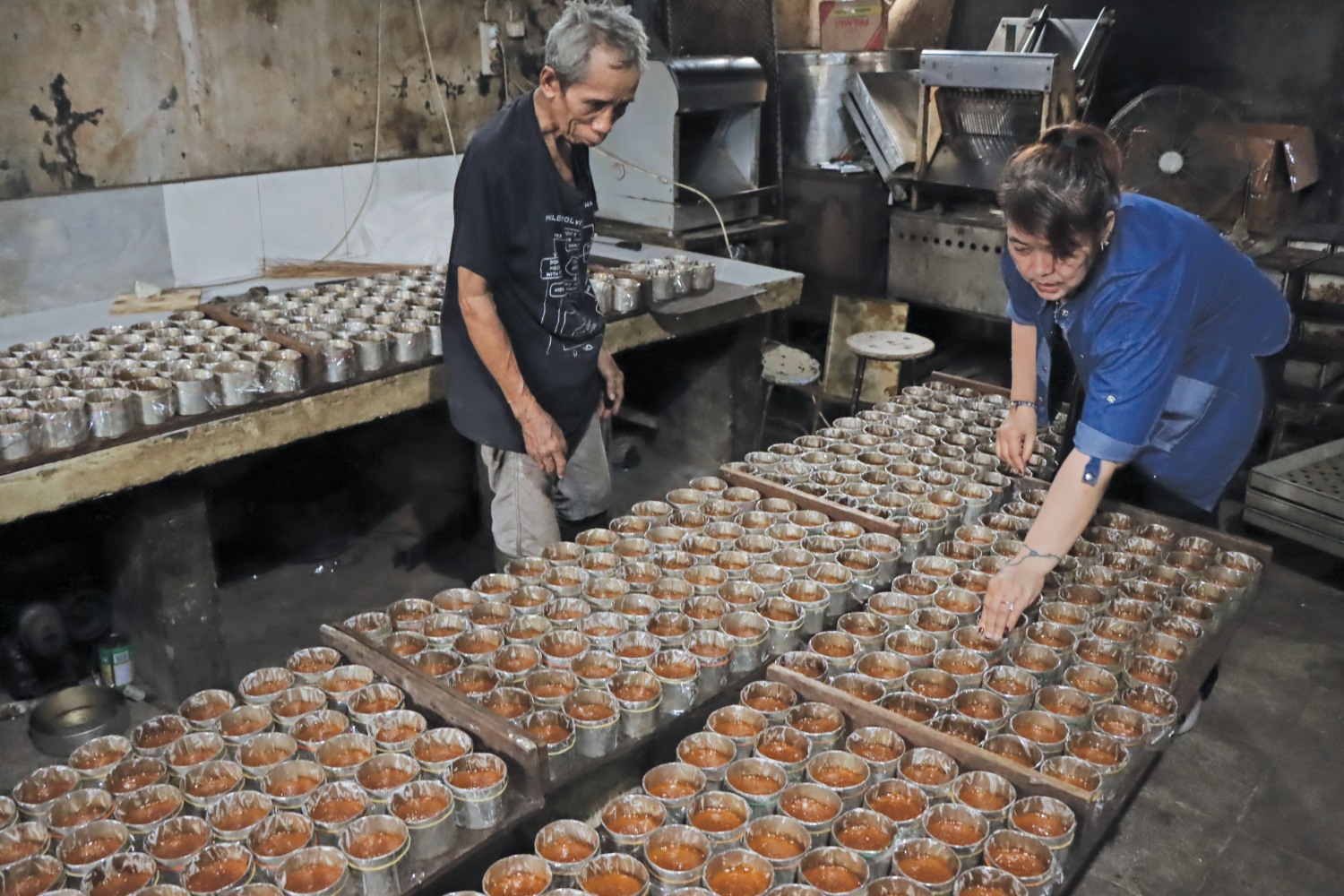 Produsen kue keranjang kebanjiran pesanan jelang perayaan tahun baru Imlek.