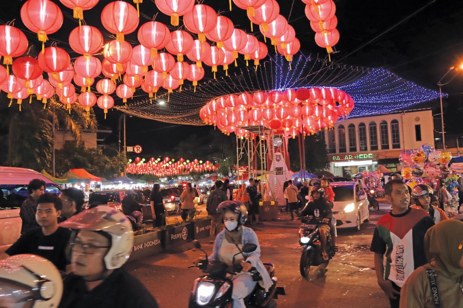 RAMAI: Lampion Pasar Gede Solo menjadi magnet wisatawan. Selama long weekend mulai Sabtu (25/1) ini, kawasan tersebut menyajikan banyak tontonan.