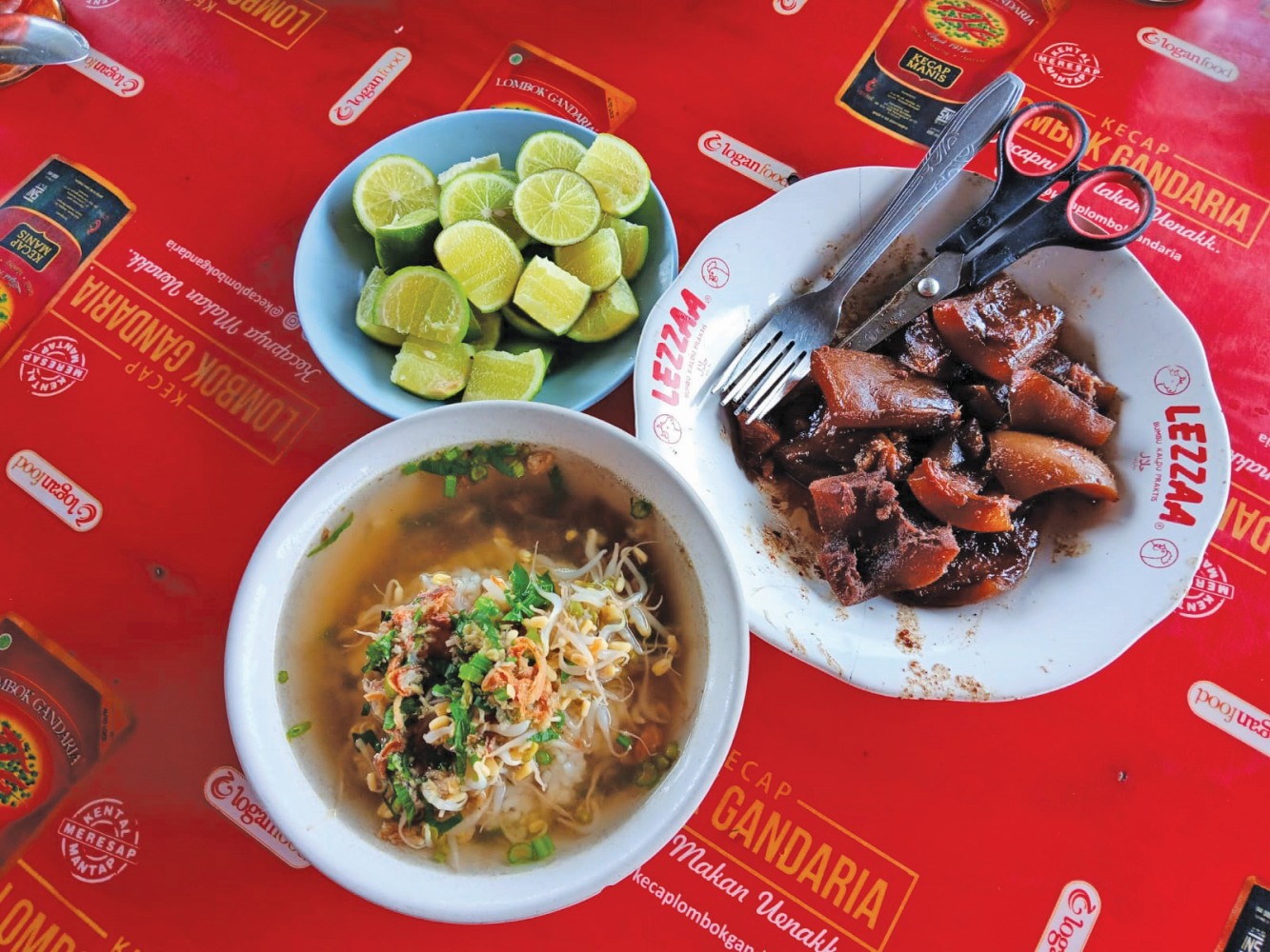 MENGGUGAH SELERA: Seporsi Soto Gunting dengan lauk olahan daging dan jeroan sapi.