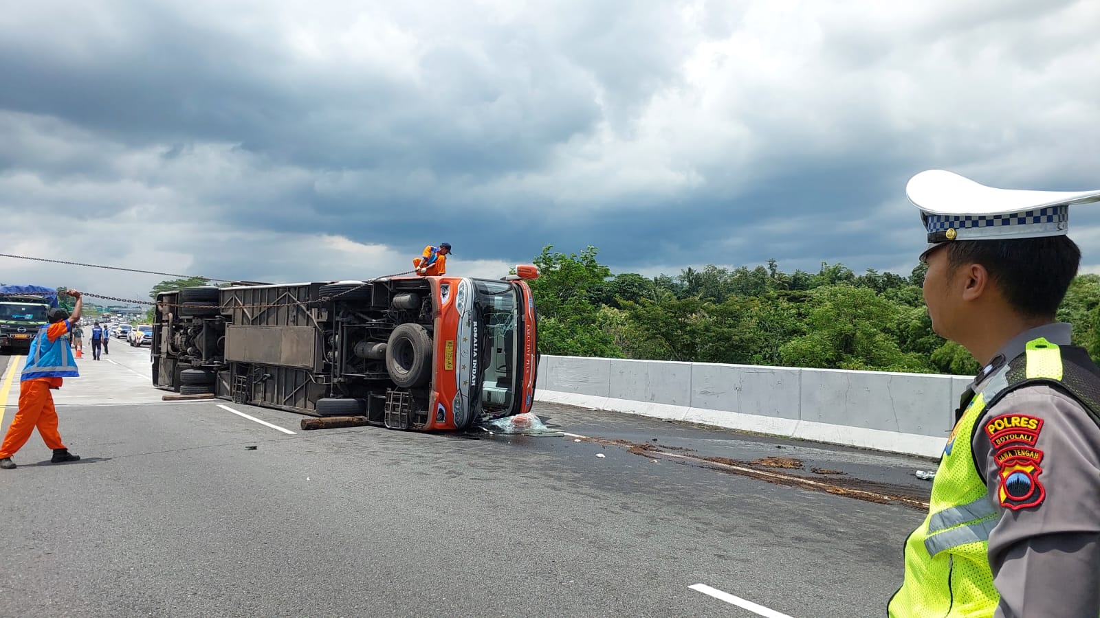 Proses evakuasi bangkai Bus Rosalia Indah yang terguling di Tol Semarang-Solo wilayah Boyolali, Minggu (26/1/2025). Arus lalu lintas di dua jalur tol terpaksa ditutup selama sekitar 1 jam.