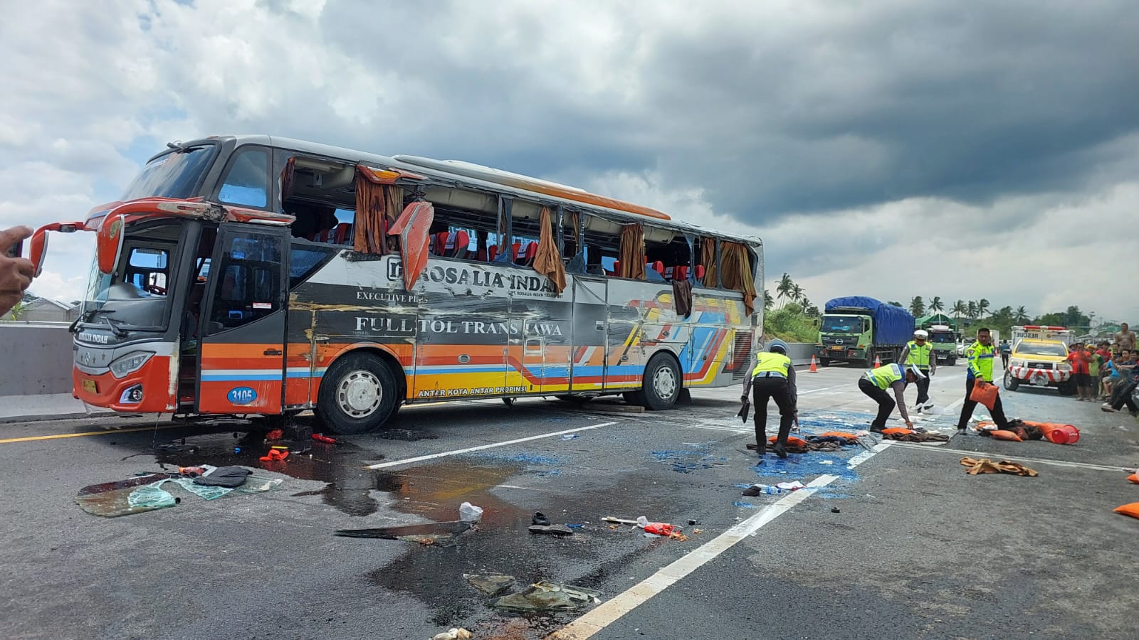 Petugas membersihkan serpihan Bus Rosalia Indah yang terguling di Tol Semarang-Solo wilayah Boyolali, Minggu (26/1/2025).