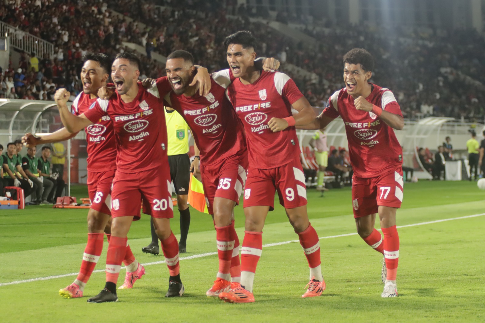 para pemain Persis Solo merayakan gol ke gawang Persija Jakarta di Stadion Manahan, 26 Januari 2025.