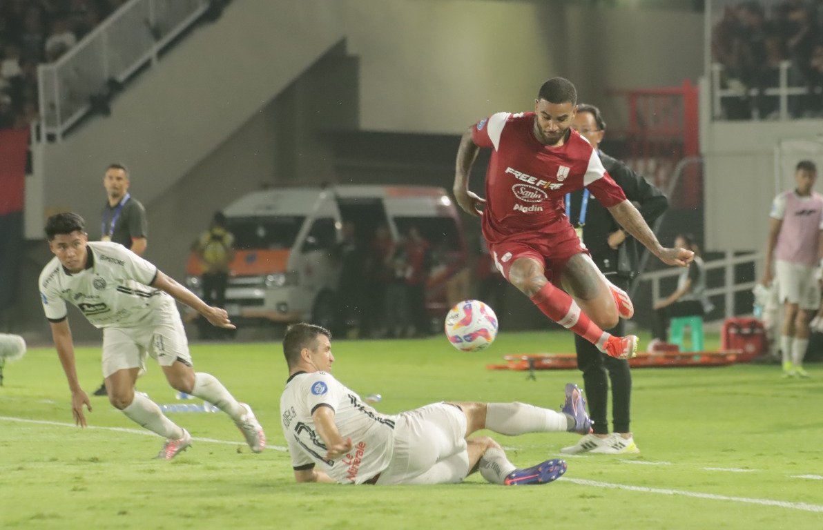 SARAT GENGSI: Laga Persis Solo melawan Persija Jakarta di Stadion Manahan, tadi malam (26/1).