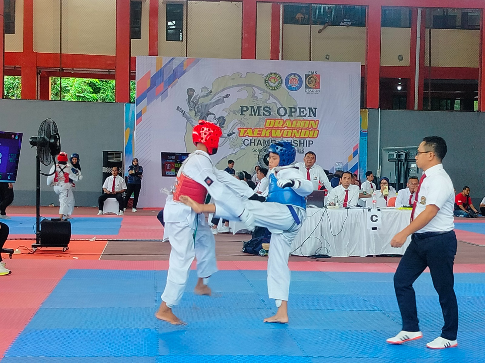 KETAT: Pertandingan PMS Open Dragon Taekwondo Championship 2025 di GOR FKOR UNS,&nbsp;Minggu (26/1/2025).