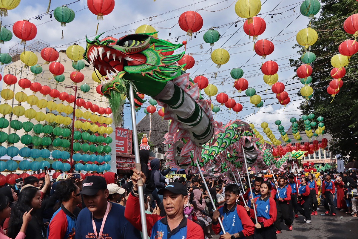 Tak ketinggalan liong yang mengiringi barongsai turut tampil.