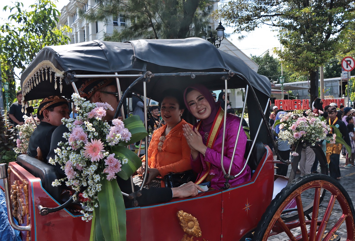 Wakil Walikota Solo Terpilih Astrid Widayani ikut dalam Kirab Ageng.