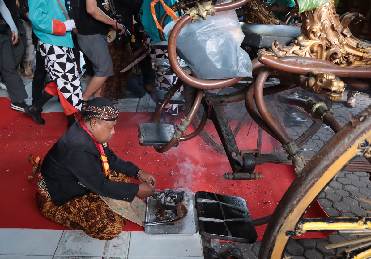 Sebelum digunakan dalam Kirab Ageng, kereta kencana yang membawa Raja Keraton Solo PB XIII Hangabehi didoakan.