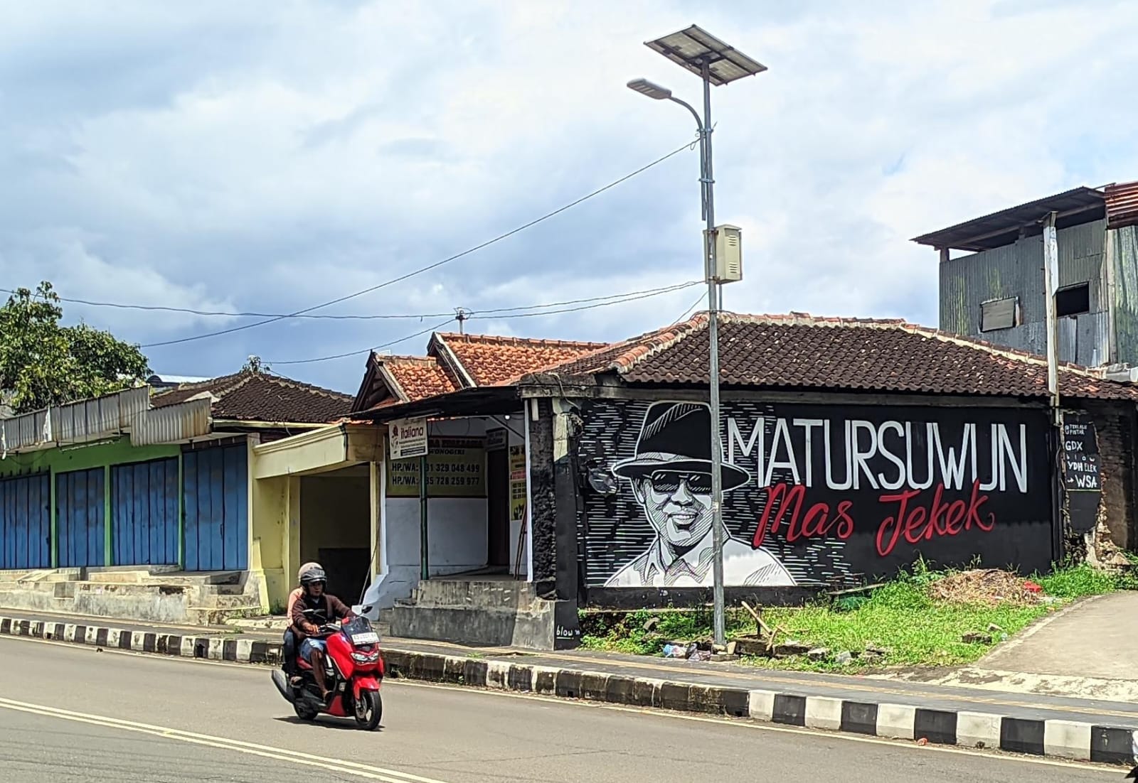Mural bergambar mirip wajah Bupati Joko Sutopo terpampang di Jalan Jenderal Ahmad Yani tepatnya di Lingkungan Kerdukepik, Kelurahan Giripurwo, Kecamatan Wonogiri Kota.
