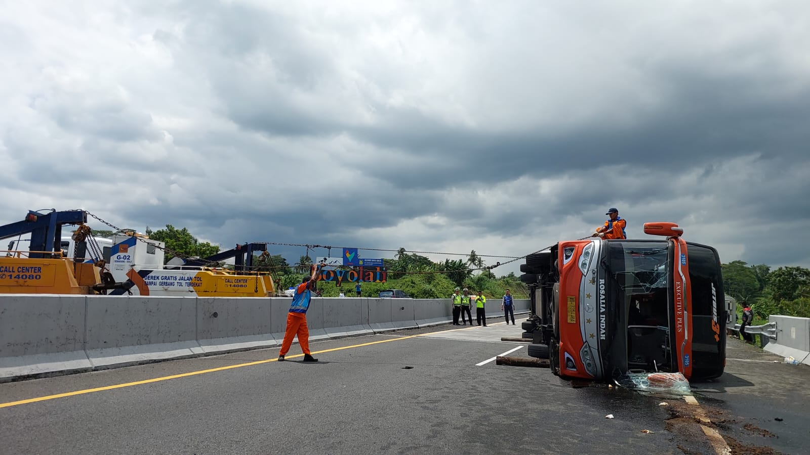 Evakuasi bangkai Bus Rosalia Indah yang terguling di Tol Semarang-Solo KM 484+400, Dusun Klepu, Desa Brajan, Kecamatan Mojosongo, Boyolali, Minggu (26/1/2025).
