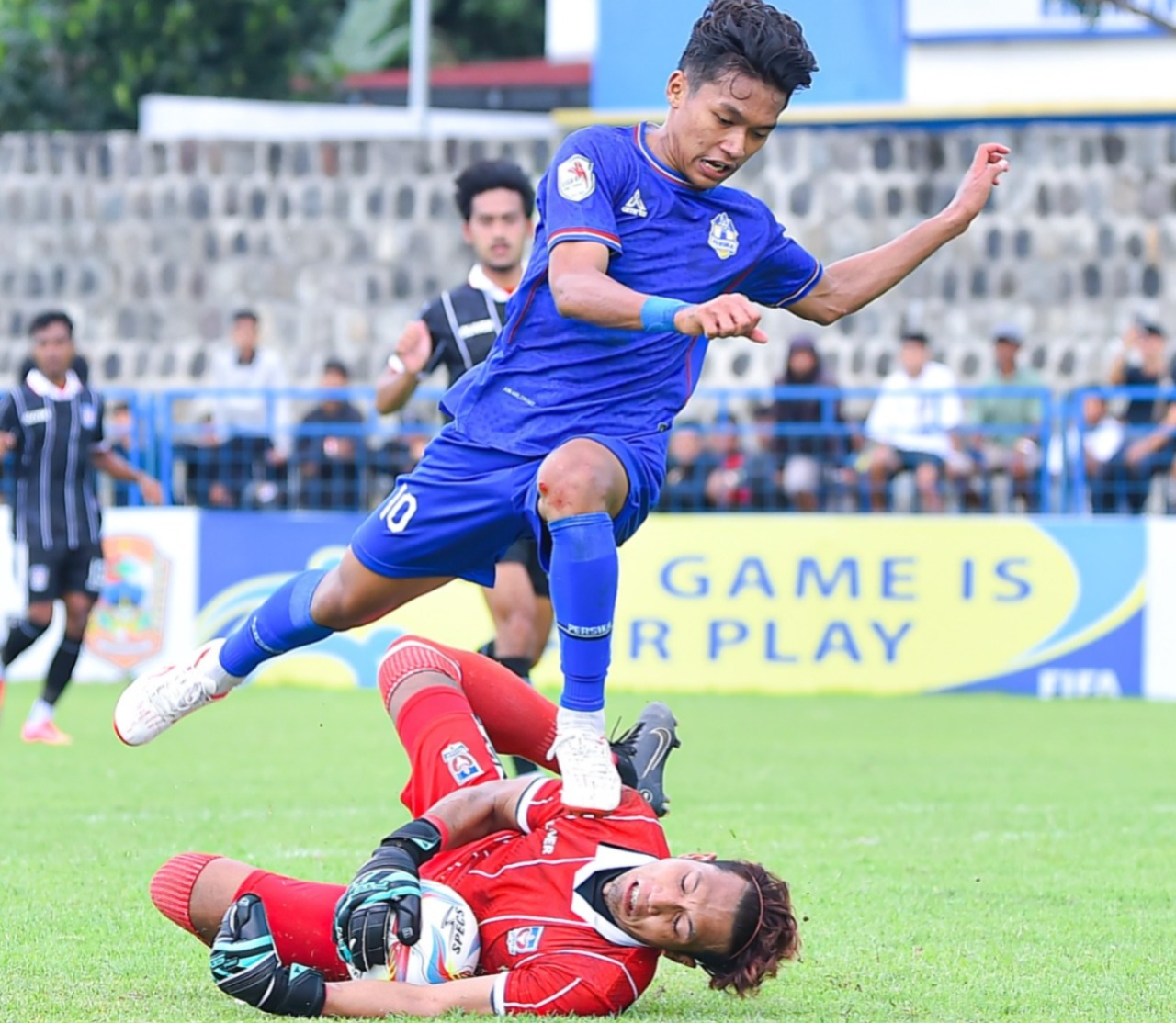 BERJIBAKU: Pertandingan Persika Karanganyar melawan Persebi Boyolali di Stadion Angkatan 45, Minggu (26/1).