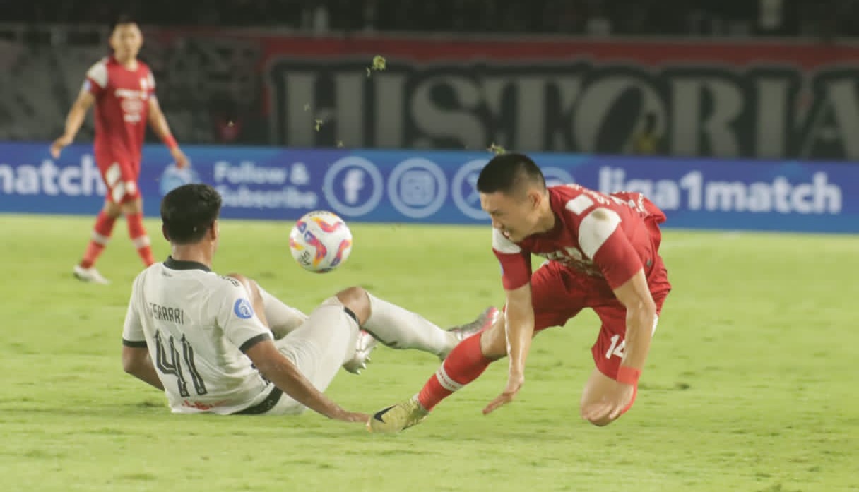Gelandang Persis Solo Sho Yamamoto dijegal bek Persija Jakarta Ferarri di Stadion Manahan (26/1/2025).