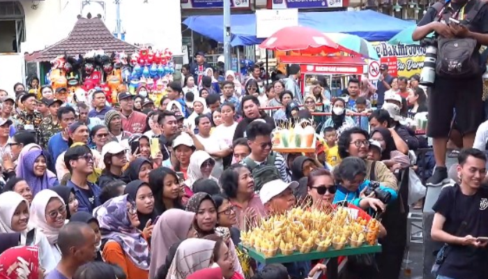 Tangkapan pedagang telur gulung saat tawarkan dagangan ke Wali Kota Solo Teguh Prakosa di acara Grebeg Sudiro.