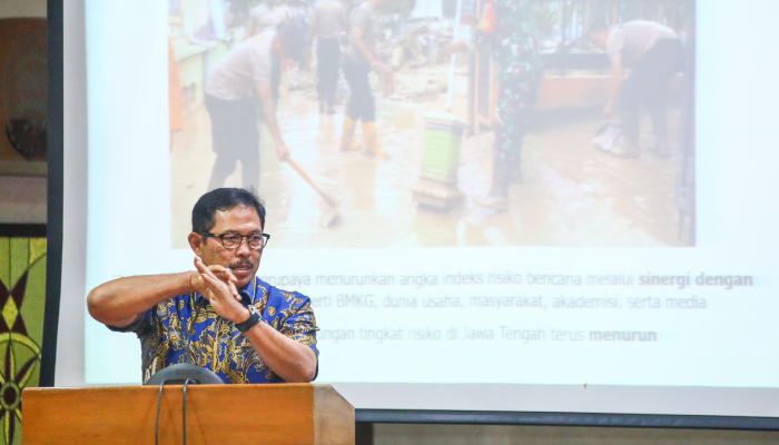 Pj Gubernur Jateng Nana Sudjana saat rapat koordinasi antisipasi bencana hidrometeorologi bersama Kepala BMKG, Senin (27/1/2025).