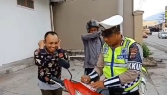 Tangkapan layar sosok yang ucapkan pantun ubur-ubur ikan lele, kini jadi viral.