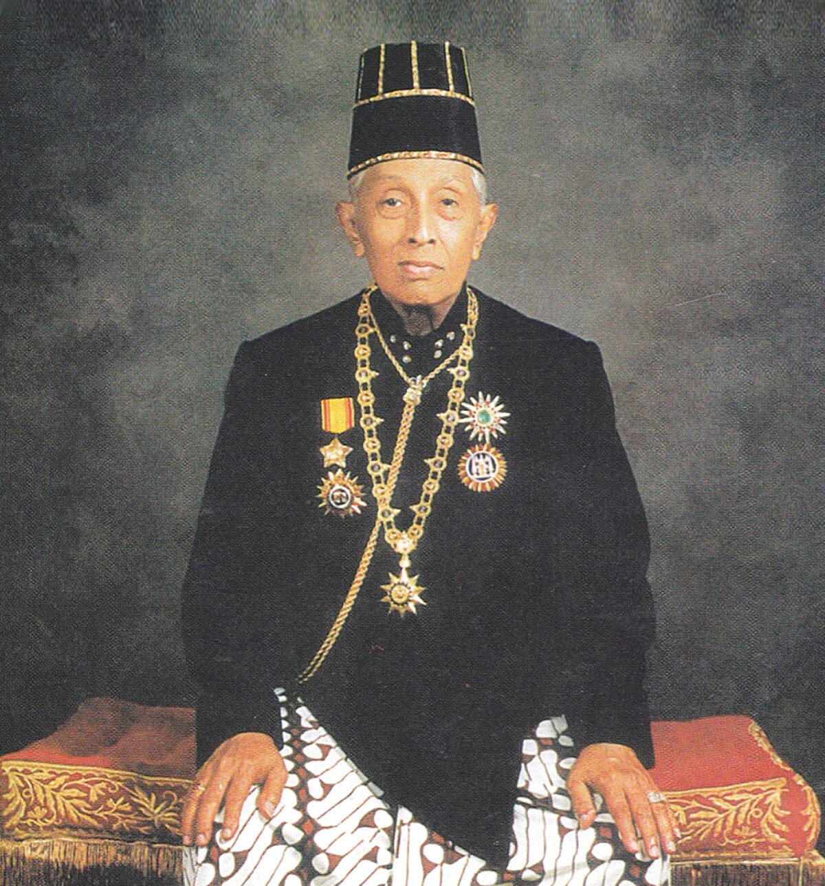 Raja Keraton Solo Paku Buwono XII mengenakan batik bermotif parang.