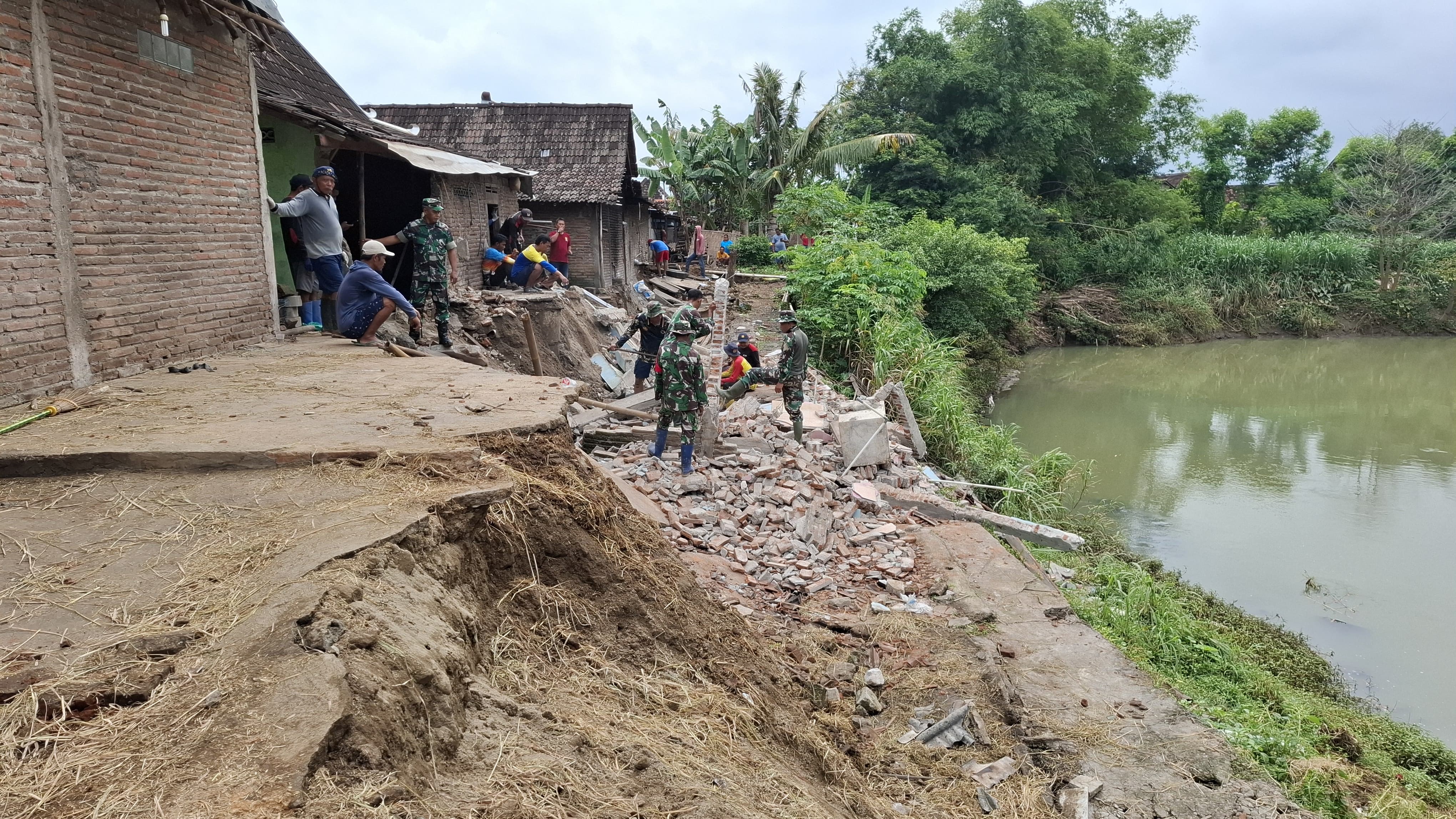 Kondisi terkini rumah warga Kampung Ngangin, RT 03/06, Kelurahan Karang Tengah, Kecamatan Sragen yang terdampak longsor, Minggu (26/1/2025).