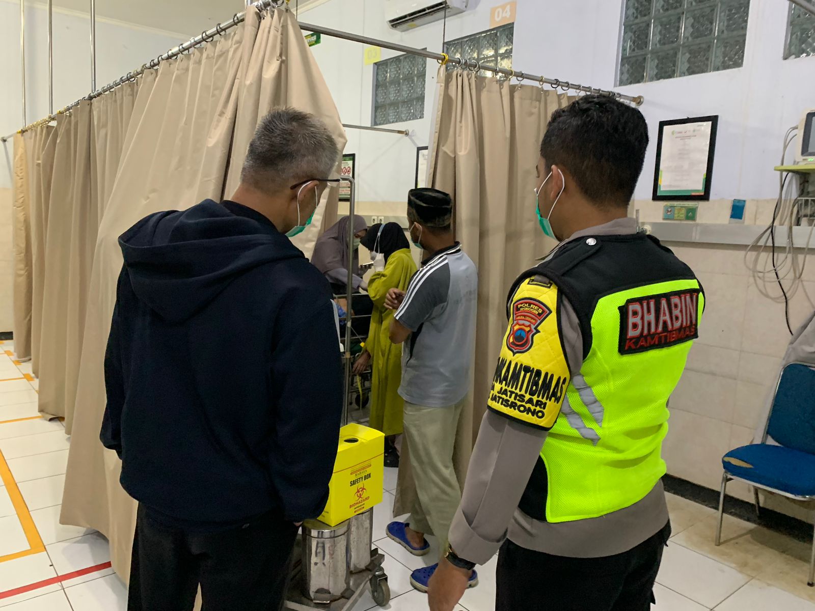Polisi membawa pejalan kaki di Wonogiri yang tertabrak sepeda motor ke rumah sakit, Minggu (26/1/2025).