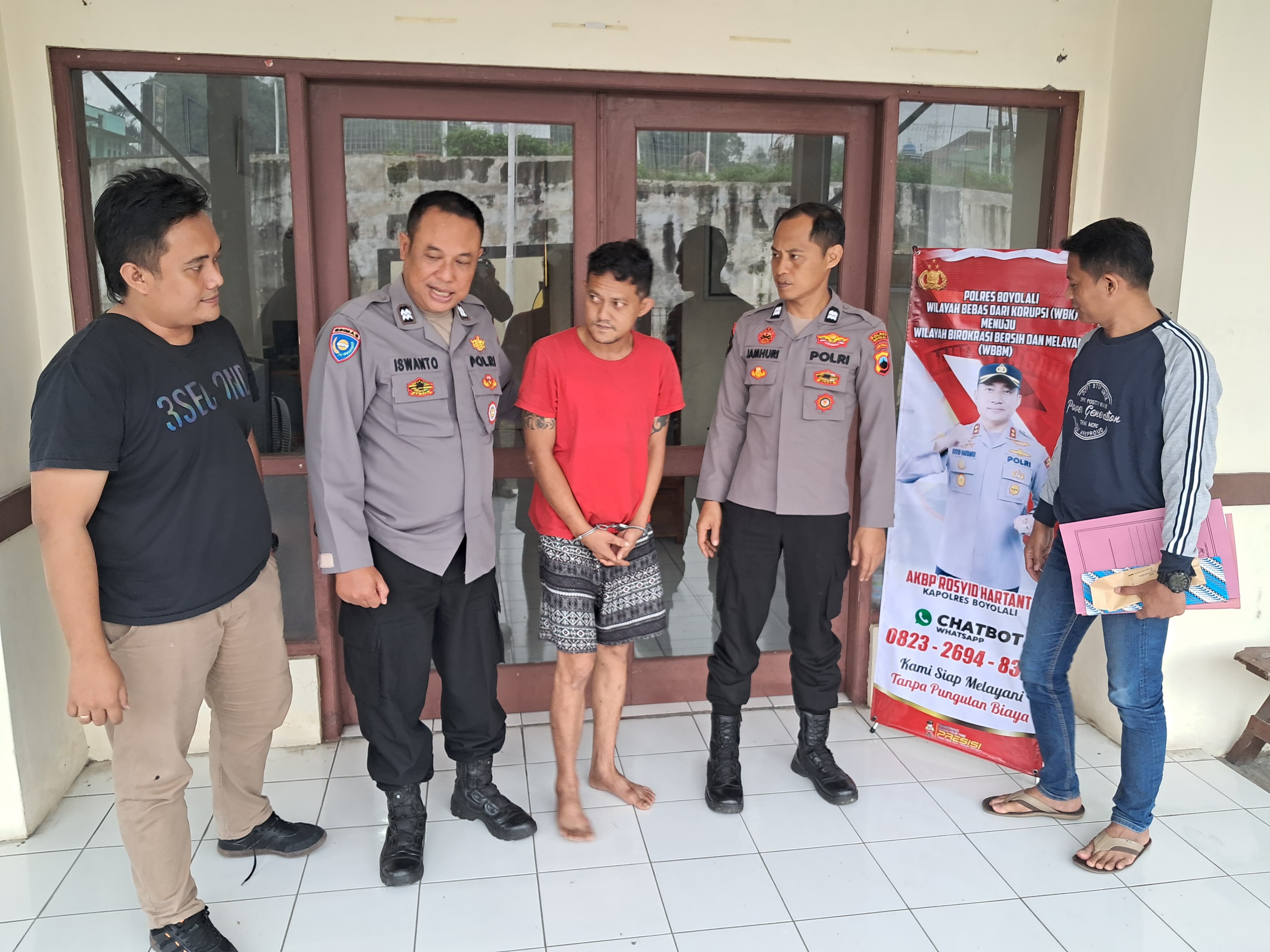 Bartolomeus Muhamamad Rifai Reza Pahlevi (tengah) ditangkap polisi karena diduga terlibat penipuan dan penggelapan mobil di Cepogo, Boyolali.